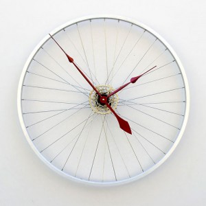 reloj con una rueda de bicicleta