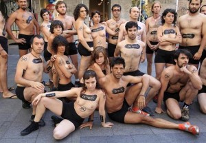 greenpeace-denuncia-con-un-striptease-la-contaminacion-quimica_detalle_media